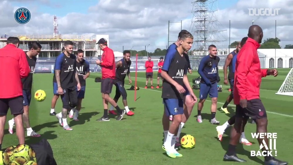 Paris Saint-Germain realiza treinos específicos com bola. DUGOUT
