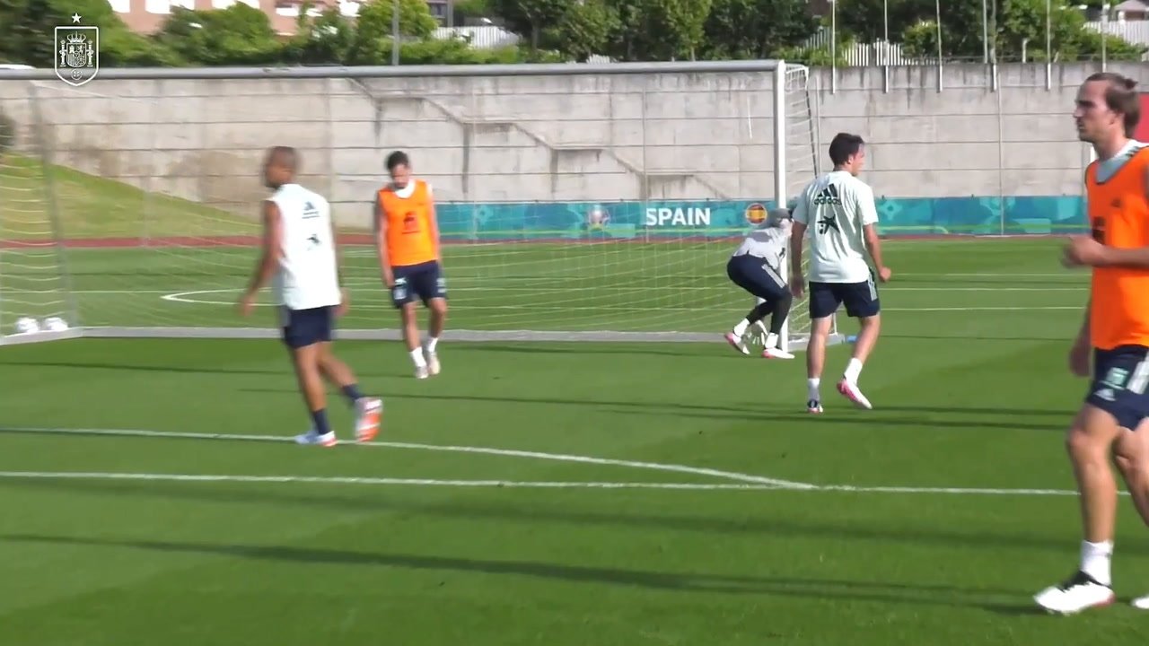 David de Gea e Robert Sánchez fecham o gol durante treino da Espanha na Euro