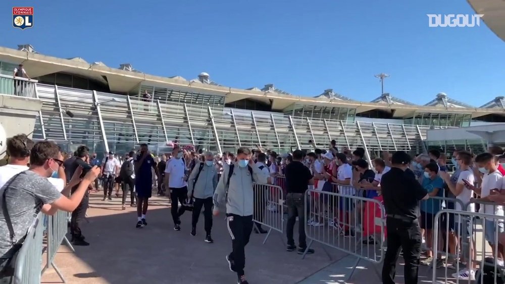Lyon é recepcionado com aplausos por torcida na França. DUGOUT