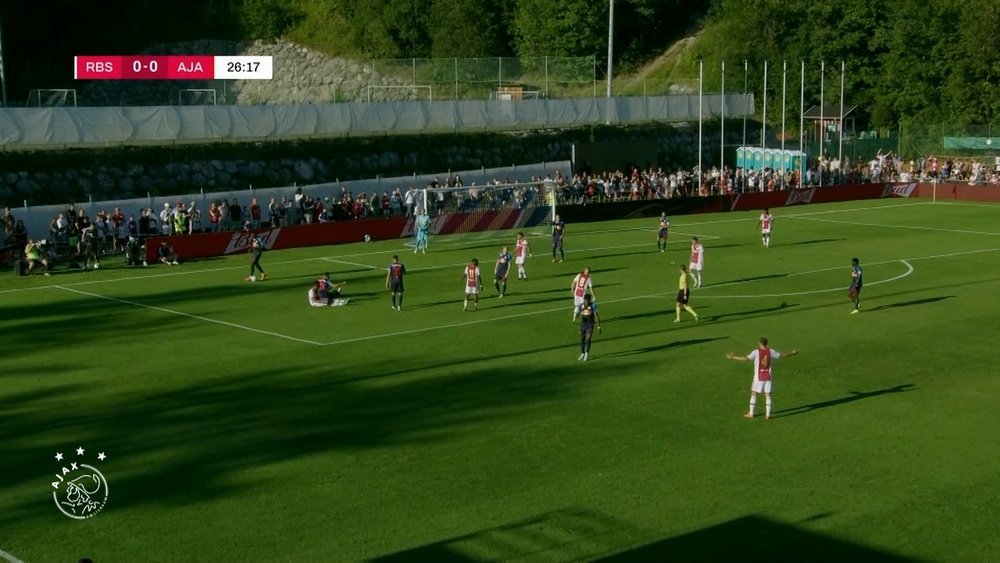 Ajax 3-2 Salzburg. DUGOUT