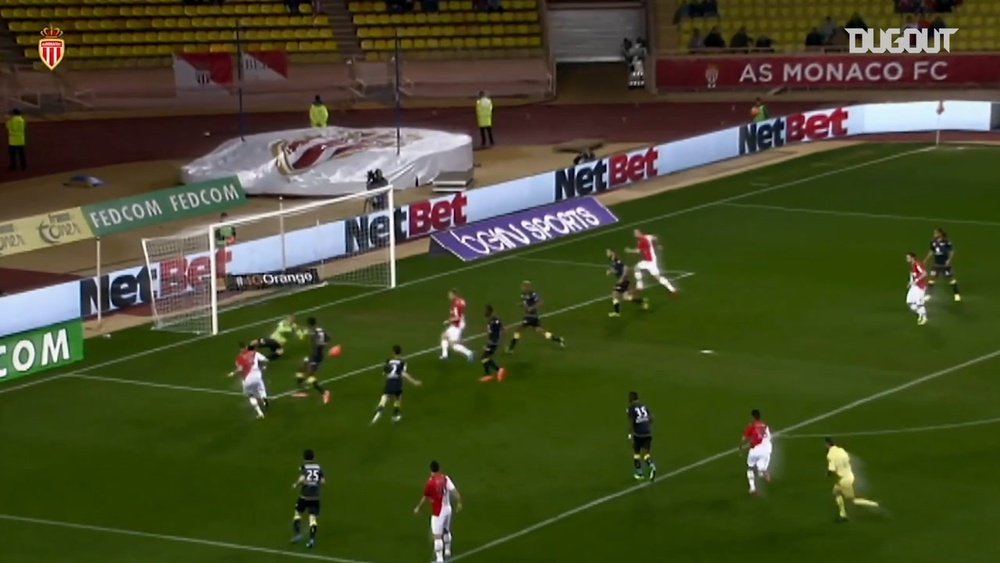 Le premier but de Berbatov à Monaco. Dugout