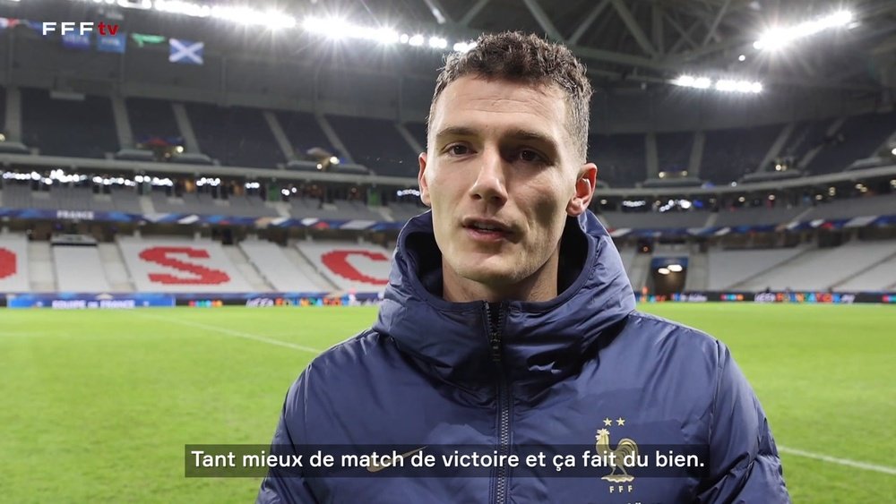 Pavard après avoir marqué deux buts contre l'Écosse. Dugout