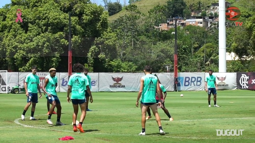 Flamengo train ahead of the match. DUGOUT