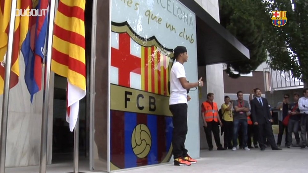 Neymar é apresentado pelo Barcelona no Camp Nou. DUGOUT
