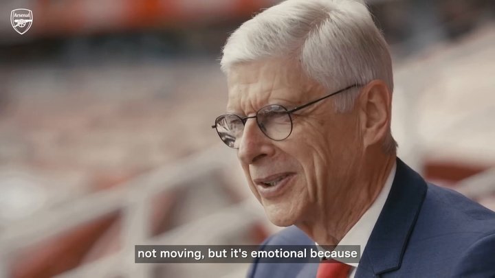 VIDEO: Arsene Wenger visits his statue at the Emirates