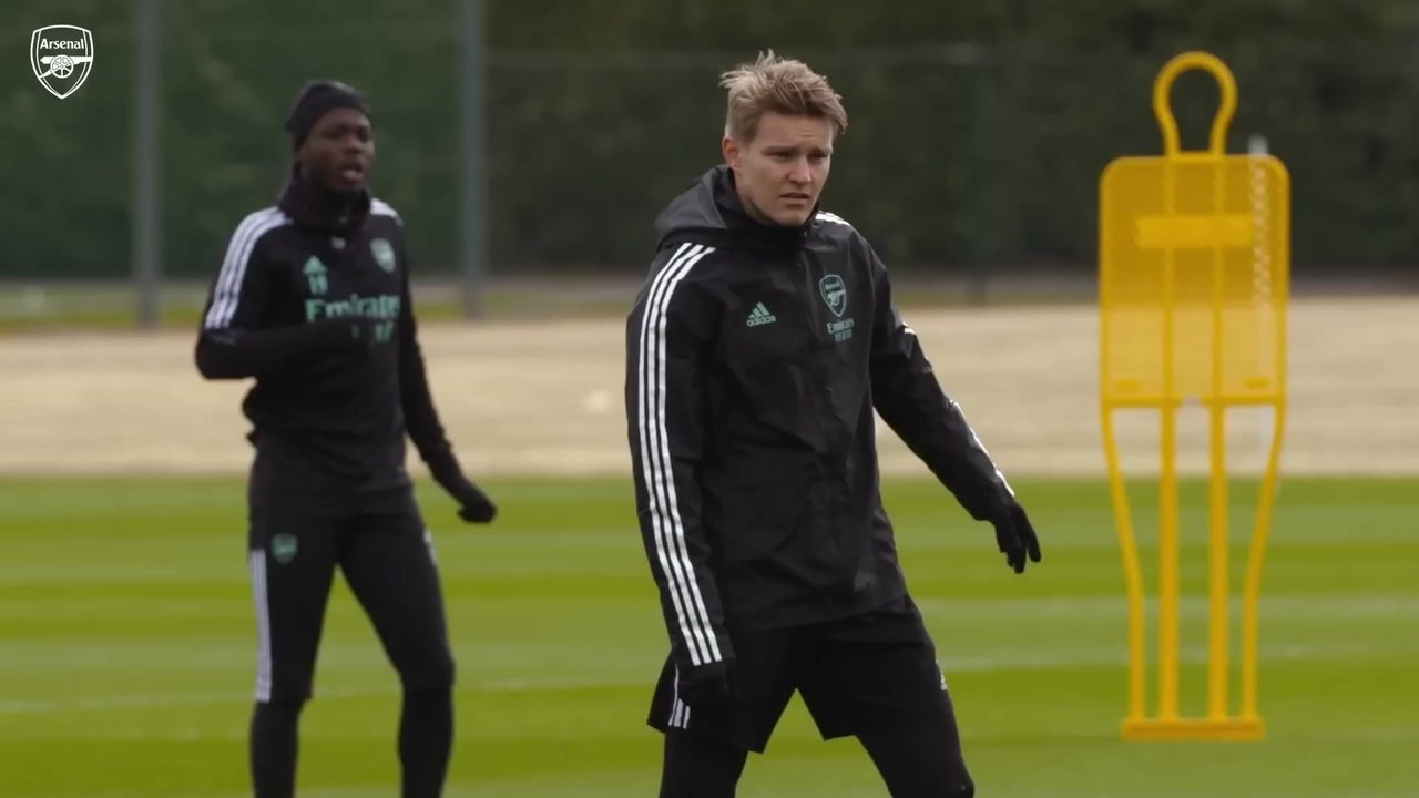 VIDEO: Martinelli, Odegaard and stars get ready for Brighton