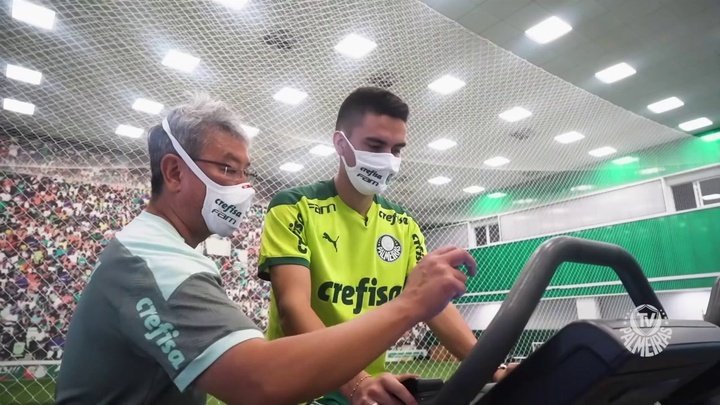 VÍDEO: Atuesta assina e faz exames no CT do Palmeiras