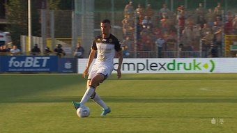 Nené, futbolista del Jagiellonia Bialystok, se sacó un fuerte derechazo, desde más allá de la frontal del área, para firmar uno de los golazos de la jornada en Polonia.