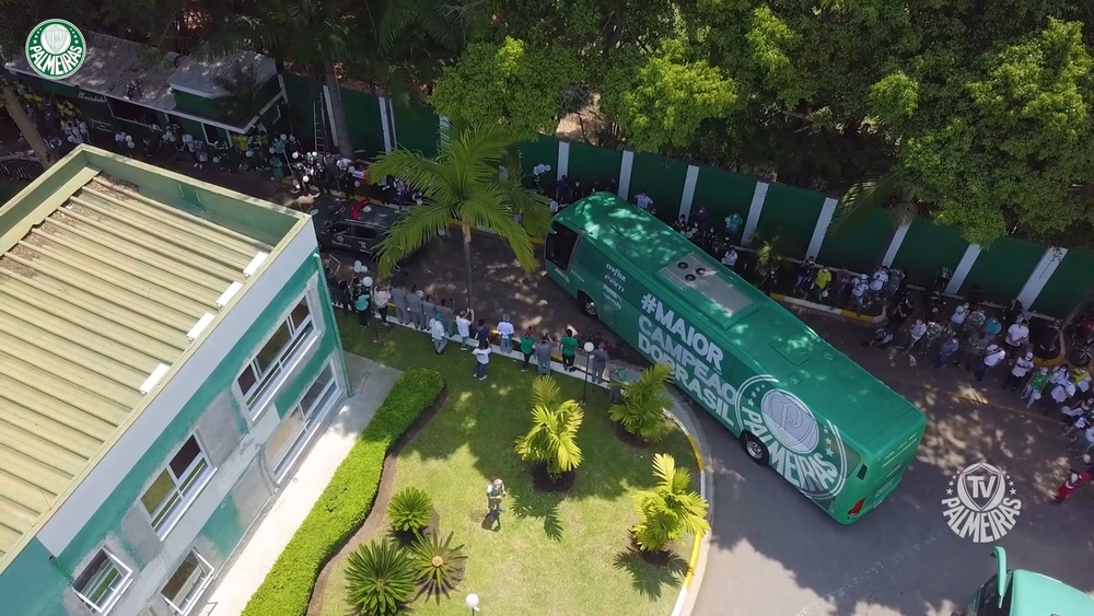 Torcida do Palmeiras faz festa no CT antes de viagem do elenco para o Uruguai. DUGOUT