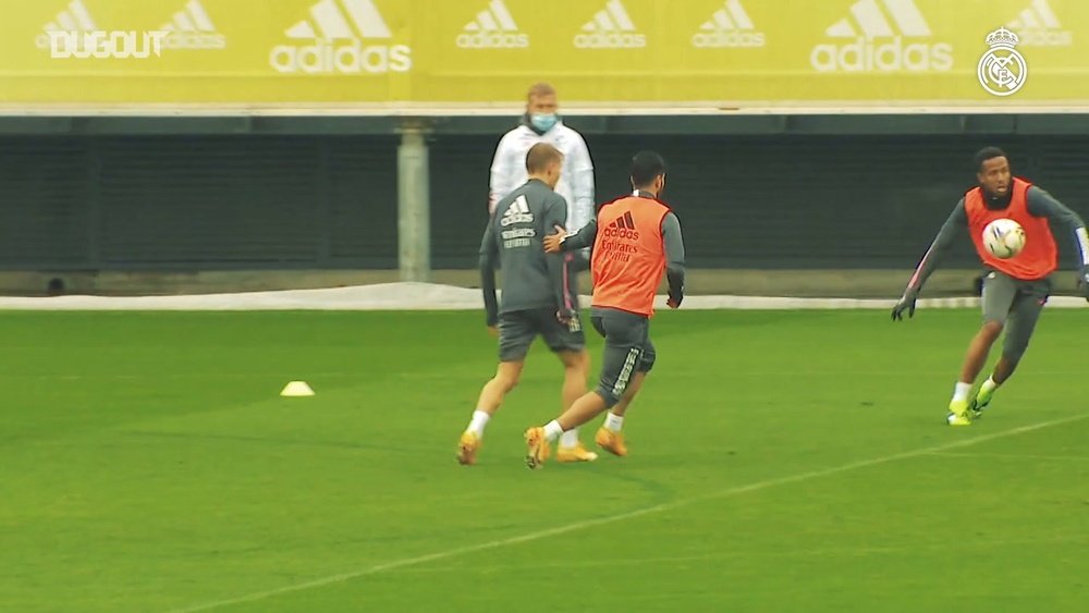 Goals and saves during a rainy training session. DUGOUT