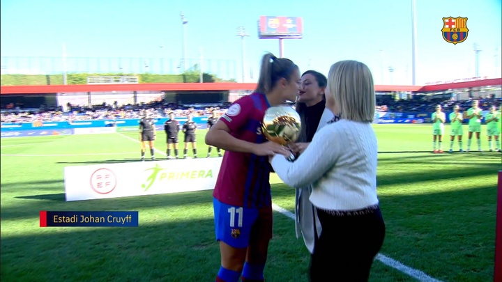 Alexia exibe a Bola de Ouro no Estádio Johan Cruyff e no Camp Nou. DUGOUT