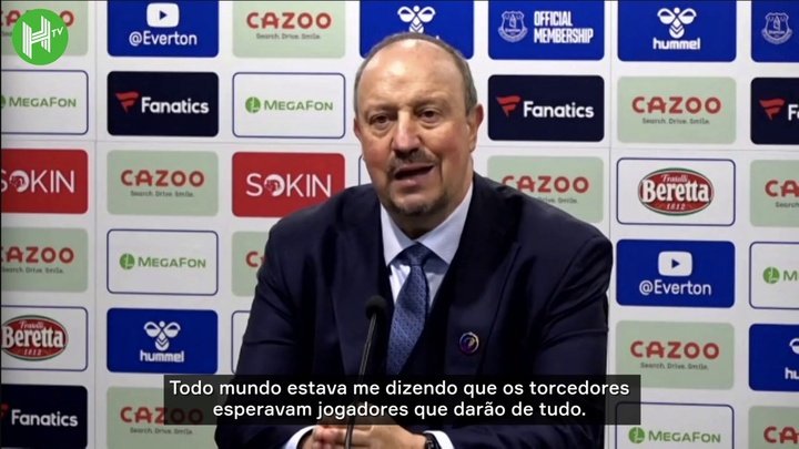 Rafael Benítez lamenta desfalques do Everton e fala em erros na defesa