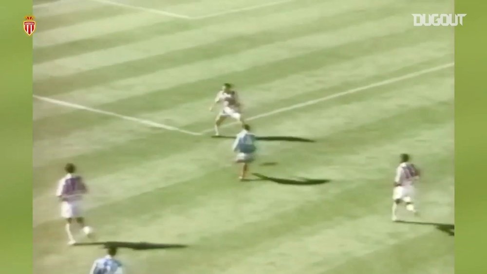 Le premier but de David Trezeguet à Monaco. dugout