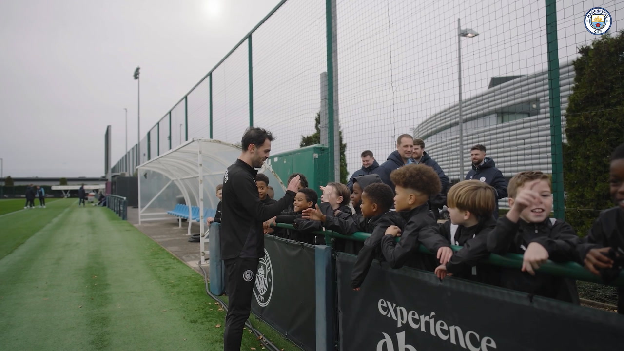 Haaland e Donnarumma cumprimentam crianças da base do City