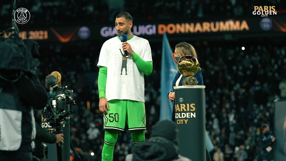 Messi e Donnarumma presentano il Pallone d’Oro al Parc des Princes.Dugout
