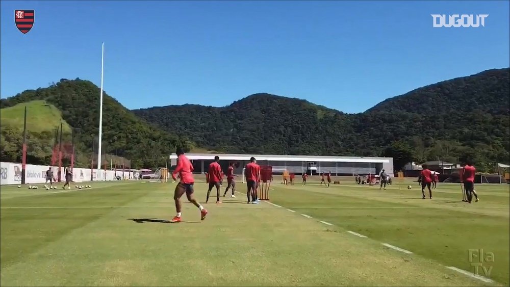 Gabigol faz festa após golaço em treino do Flamengo. DUGOUT
