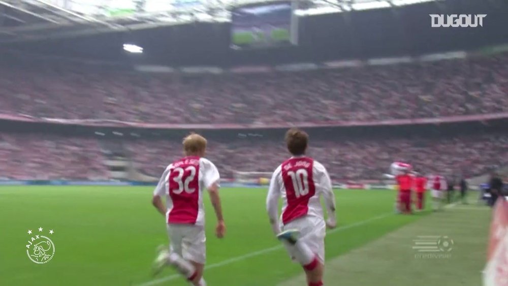 L'Ajax remporte le titre d'Eredivisie en 2011 contre Twente. dugout