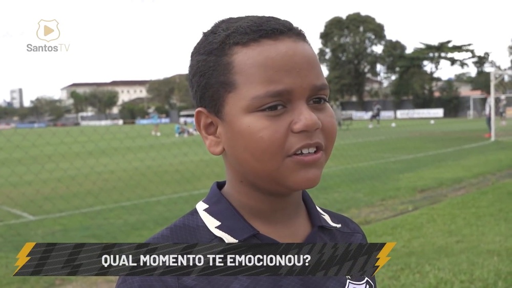 Torcedor mirim do Santos visita o CT Rei Pelé.