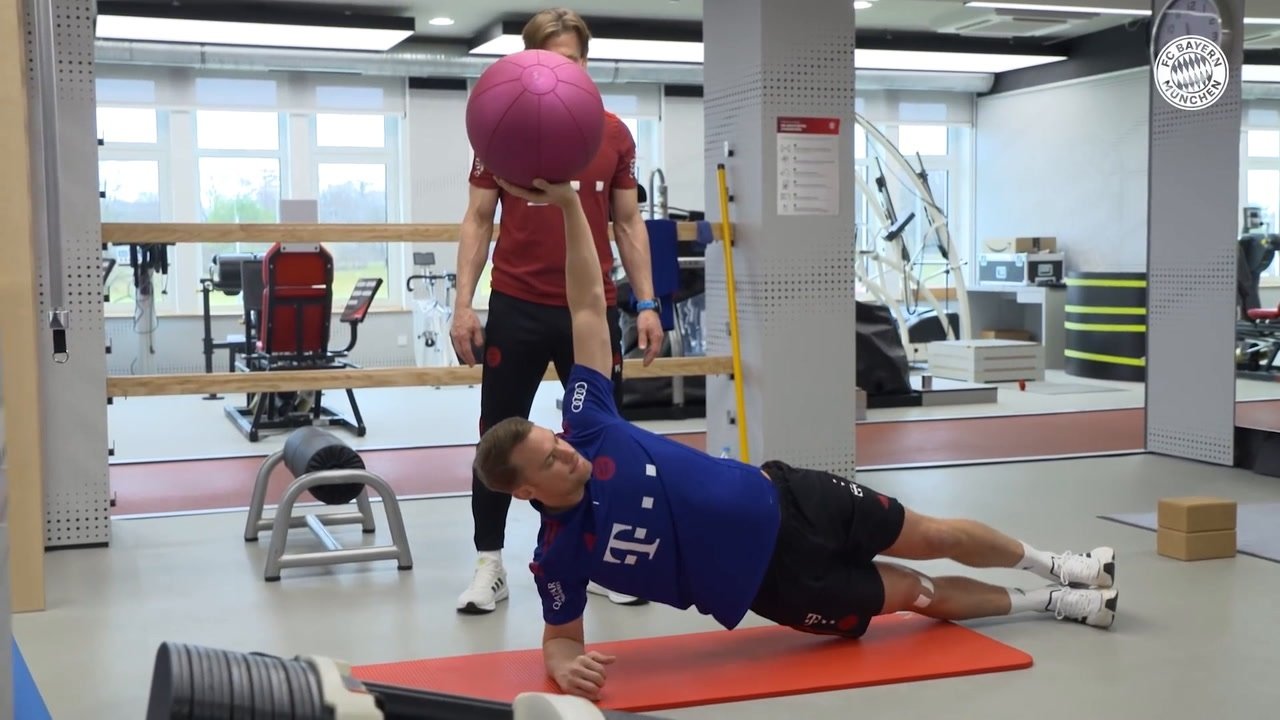 VIDEO: Manuel Neuer steps up recovery from injury