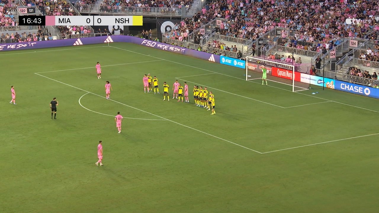 Gol de falta de Messi passa direto pela defesa