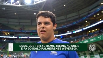 Eduardo, torcedor mirim do Palmeiras, conhece o ídolo Weverton.