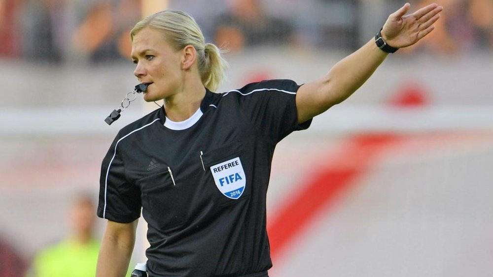 Arbitra una donna: l'Iran censura la partita del Bayern. Goal