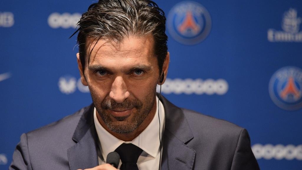 Buffon estreia no PSG com derrota para time da terceira divisão