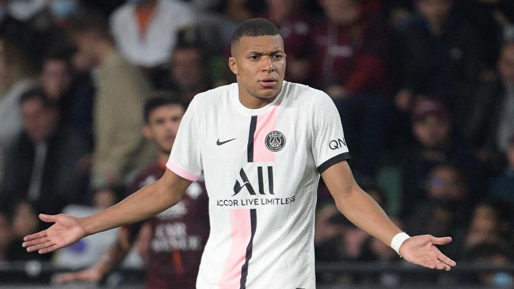 La provocation de Mbappé, 'l'essence du foot' selon Rothen. Goal