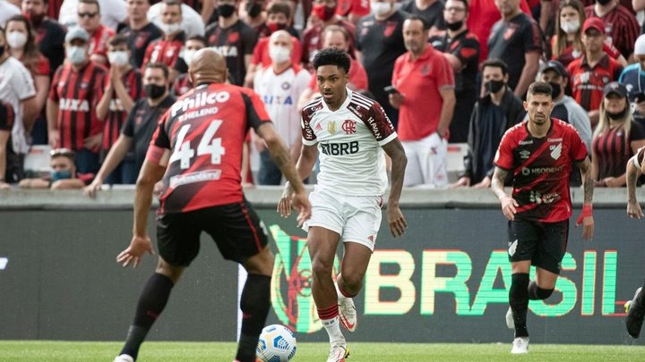 Com problema no joelho desde abril, Vitinho encarou temporada no sacrifício e virou maior assistente do Flamengo