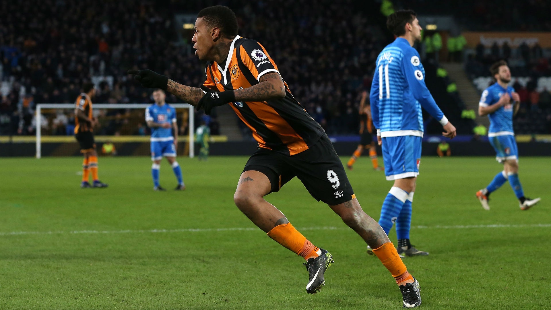 Hernandez at the double to hand Silva first Premier League win