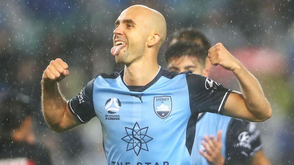 Adrian Mierzejewski secured a derby victory for Sydney FC. GOAL