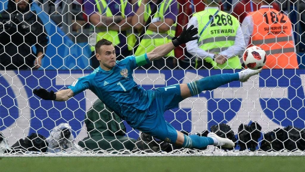 Akinfeev se redime após quatro anos em grande jogo defensivo da Rússia