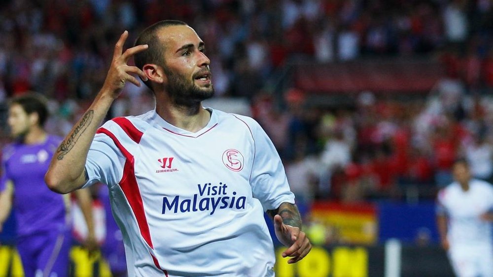 Aleix Vidal rejoins Sevilla. GOAL