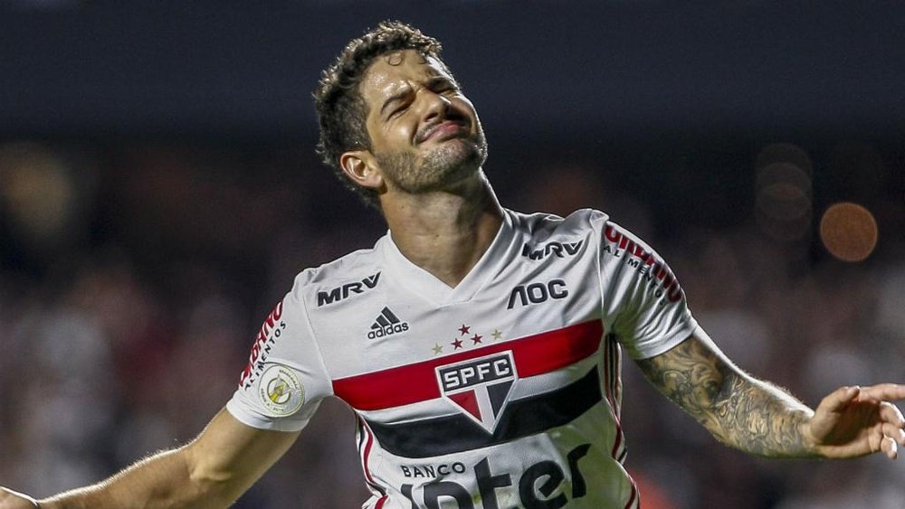 O declínio do atacante que saiu do São Paulo e segue sem time. AFP