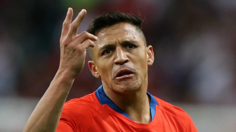 Sánchez limped off injured for Chile. GOAL