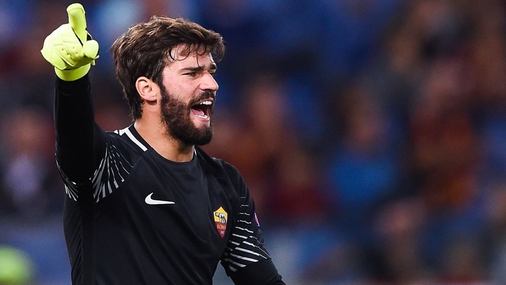 Alisson est flatté par l'intérêt du PSG. Goal