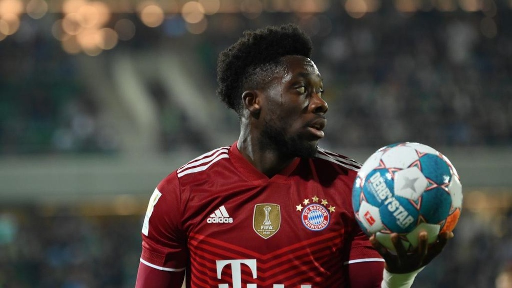 Com Miocardite, Alphonso Davies está temporariamente afastado do futebol. GOAL