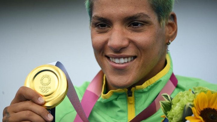 Ouro de Ana Marcela nas Olimpíadas tem festa no futebol: as reações à medalha da baiana