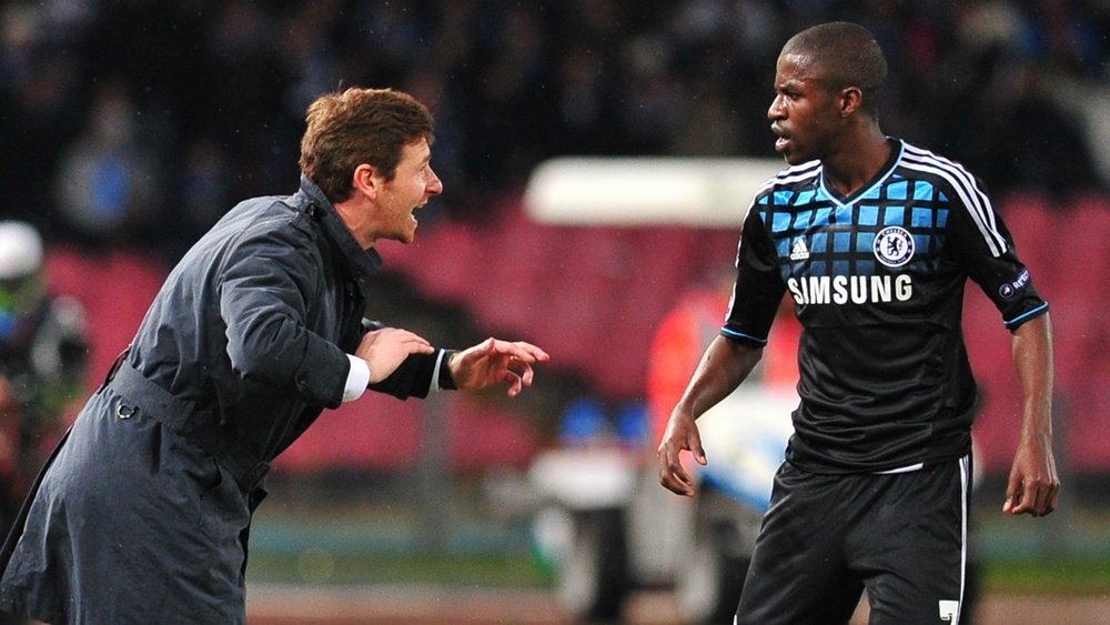 Villas-Boas gives instructions to Ramires while at Chelsea. Goal