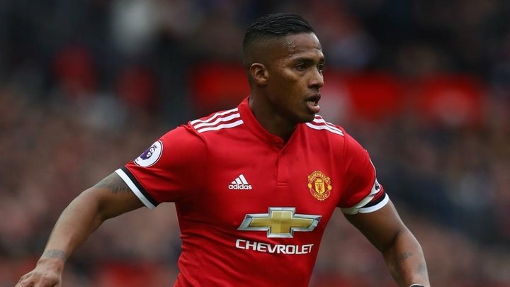 Valencia to stay on an Man United captain