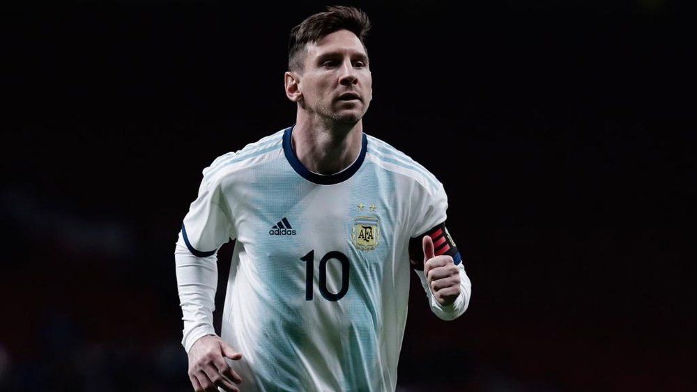 “Sombra de Messi pode ser muito grande na Argentina”, diz Scaloni
