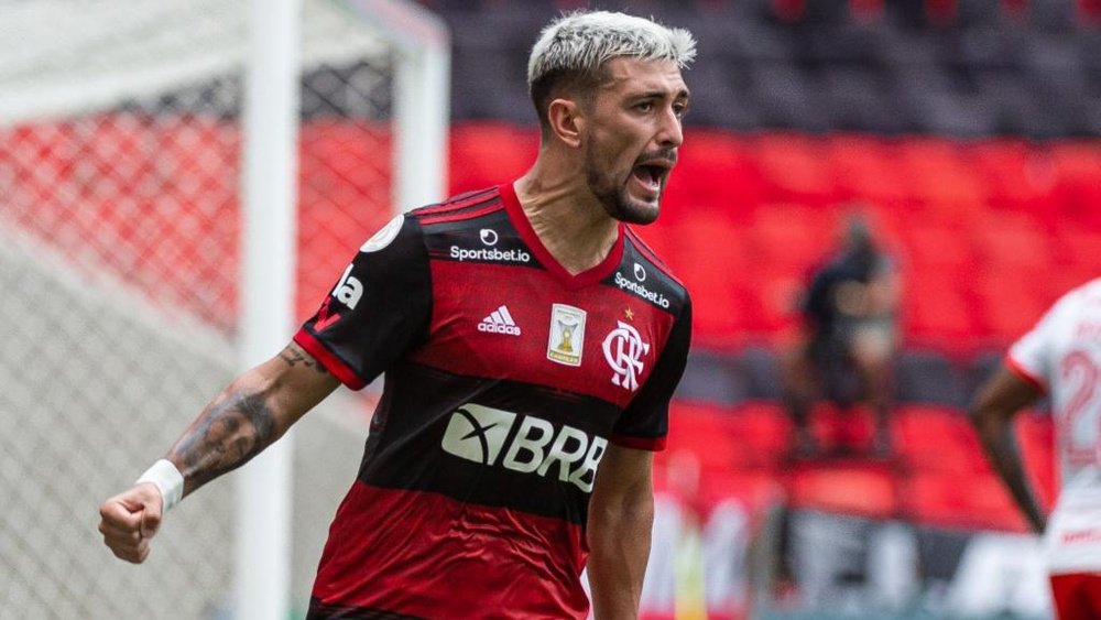 Al Hilal estuda proposta por Arrascaeta e Flamengo pede 20 milhões de euros para iniciar as conversa