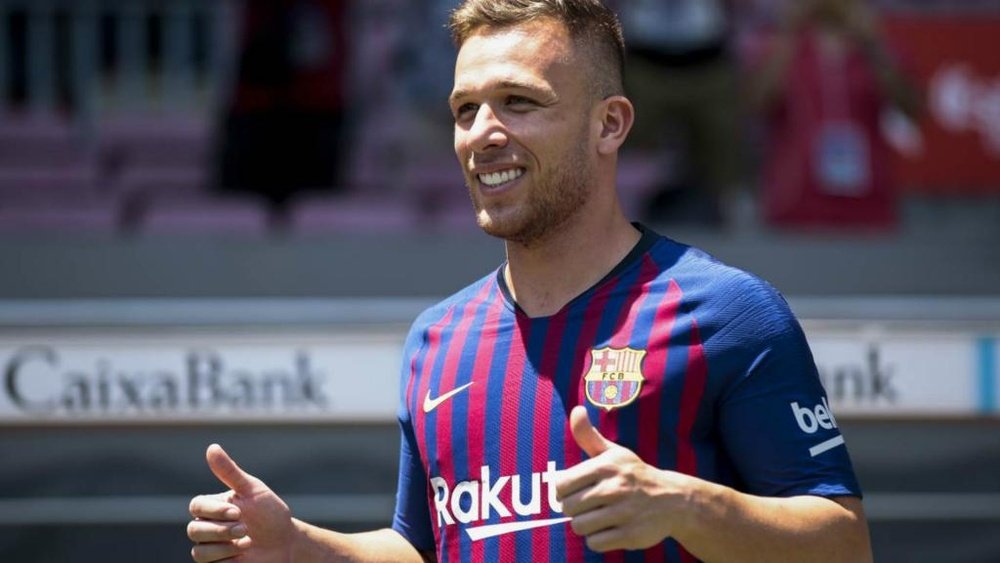 Arthur très flatté de la comparaison avec Iniesta et Xavi. AFP