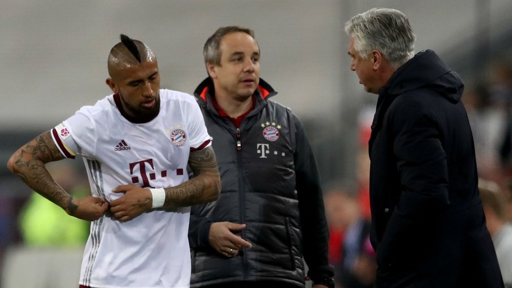 Arturo Vidal with pain. Goal