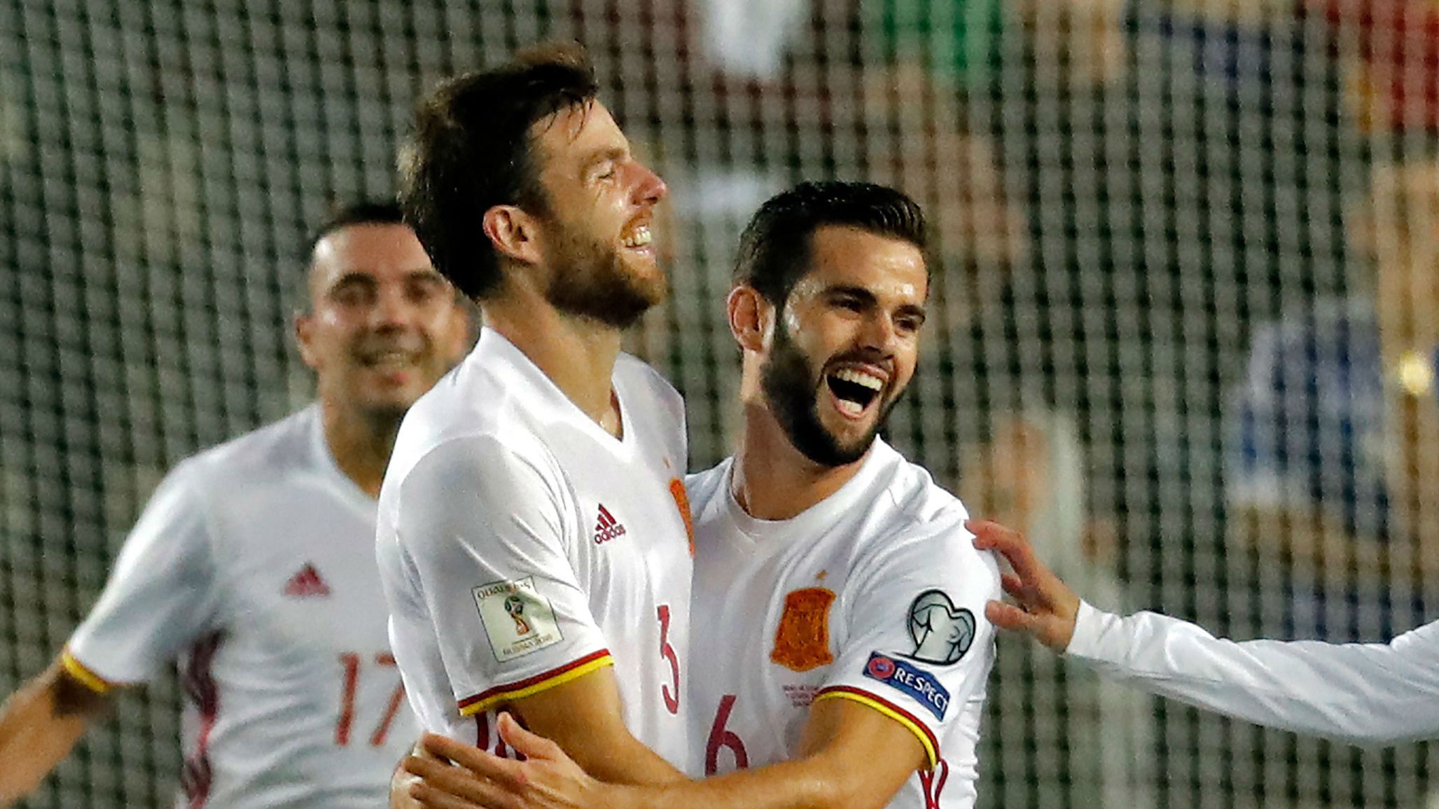 Torcedor que invadiu gramado para se aproximar de Isco não estava com uma faca