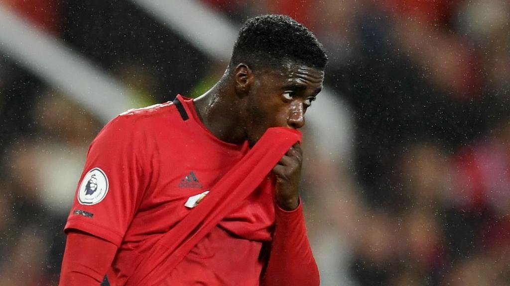 Tuanzebe replaced by Rojo in late Man United change