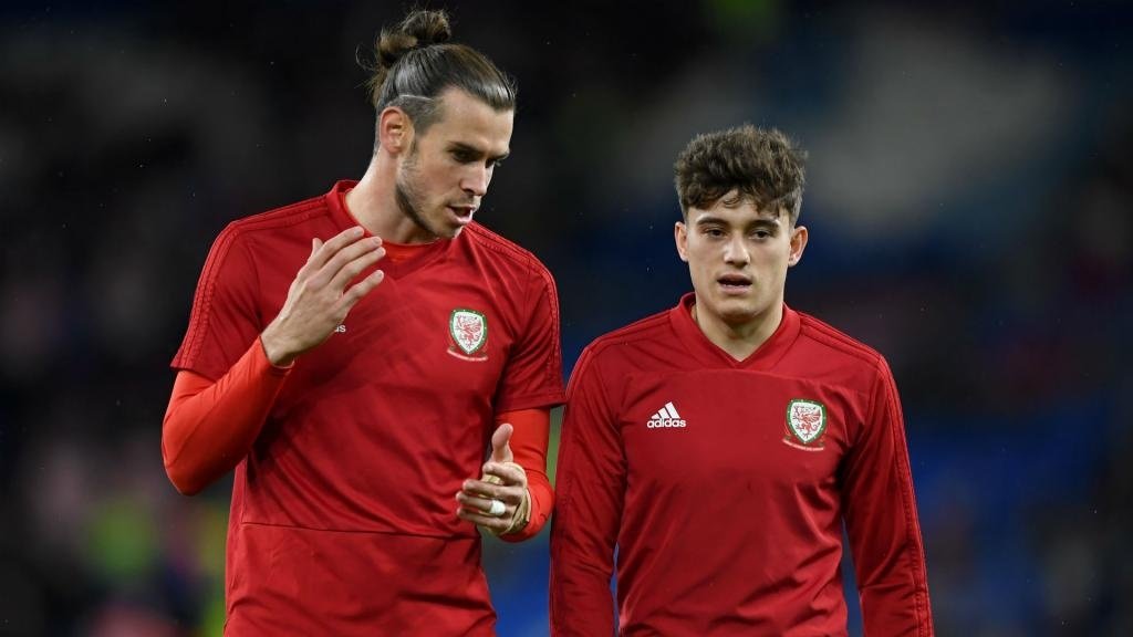 Daniel James (R) is not interested in comparisons with Gareth Bale. GOAL