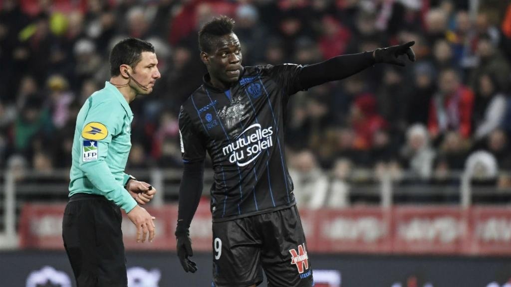 Balotelli has racism row yellow card rescinded