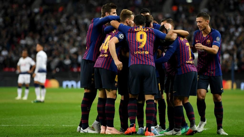 Sem Messi, Barça vence e segue líder do grupo na Champions