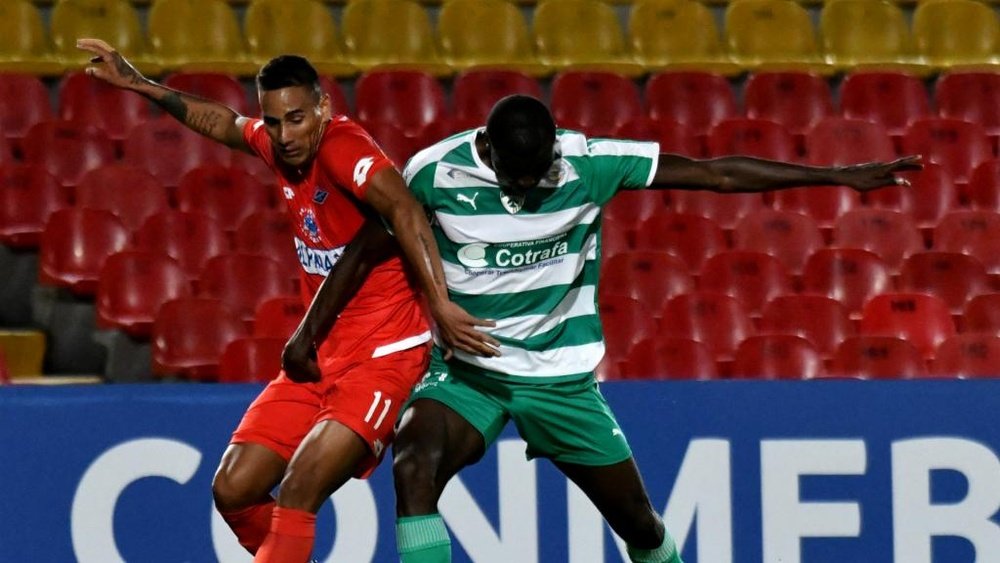 Bendrix Parra was let go after missing his penalty. GOAL